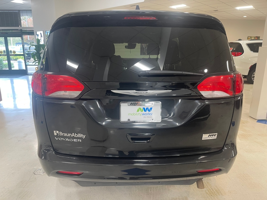 Black Chrysler Voyager image number 10