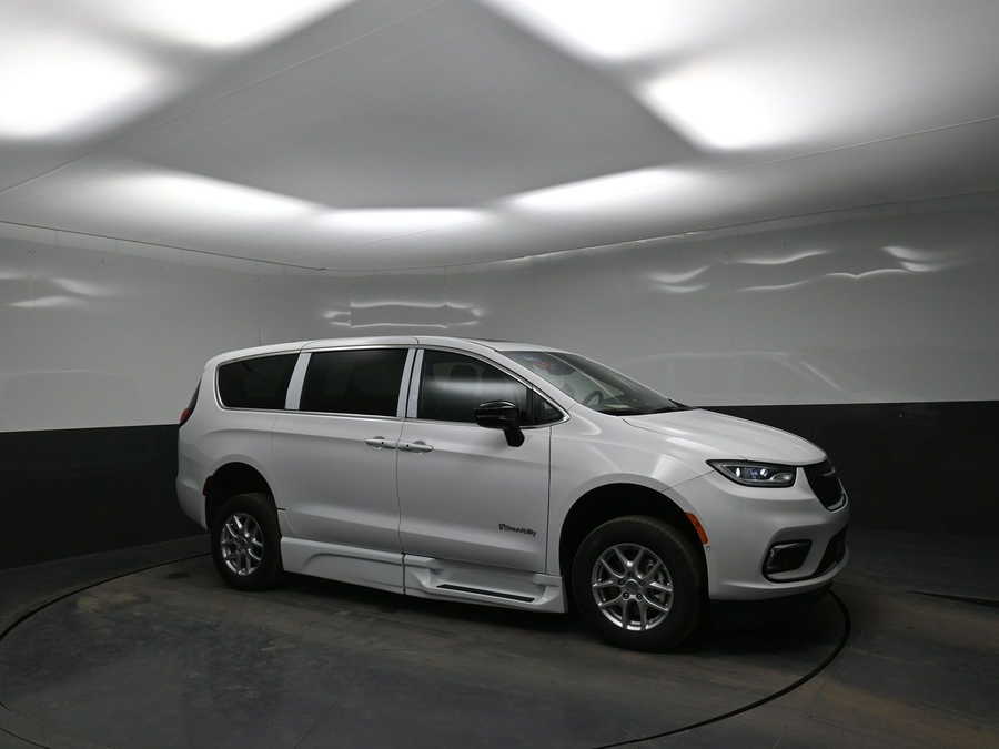 White Chrysler Pacifica image number 17