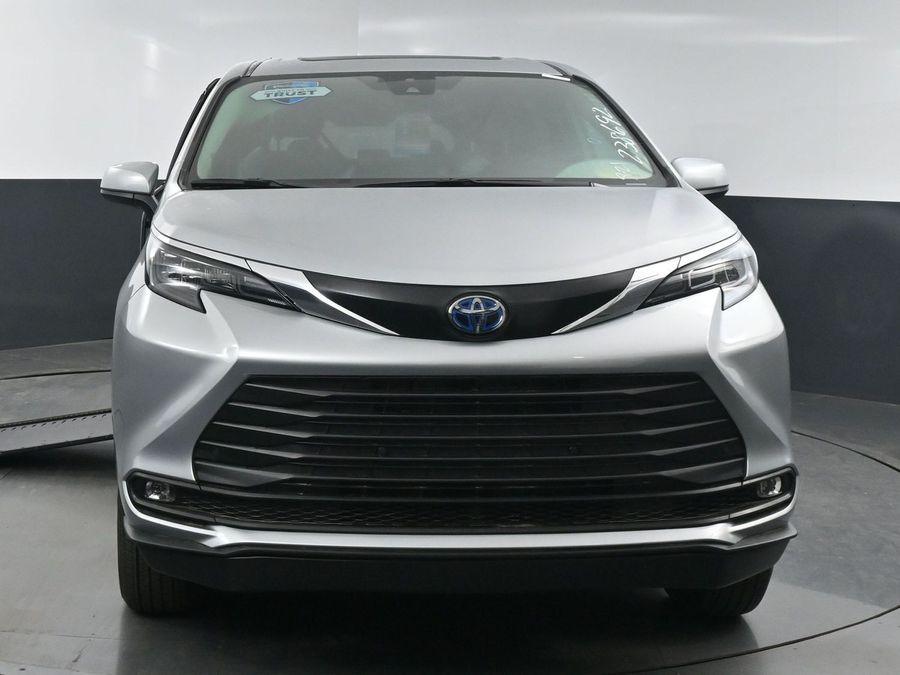 New 2025 Toyota Sienna Hybrid XLE Plus - BraunAbility Side Entry Entry In Floor Automatic Ramp