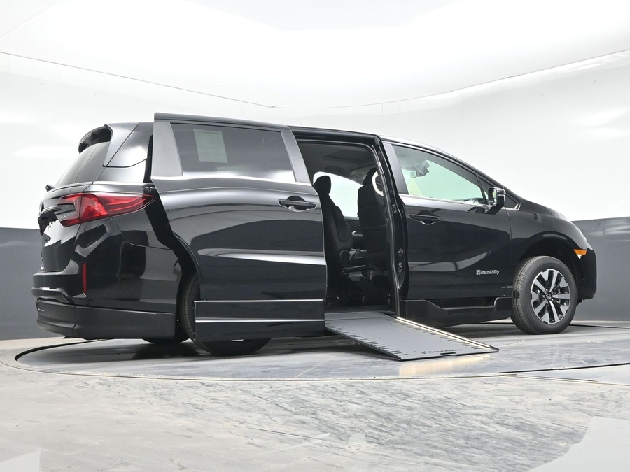Black Honda Odyssey image number 21