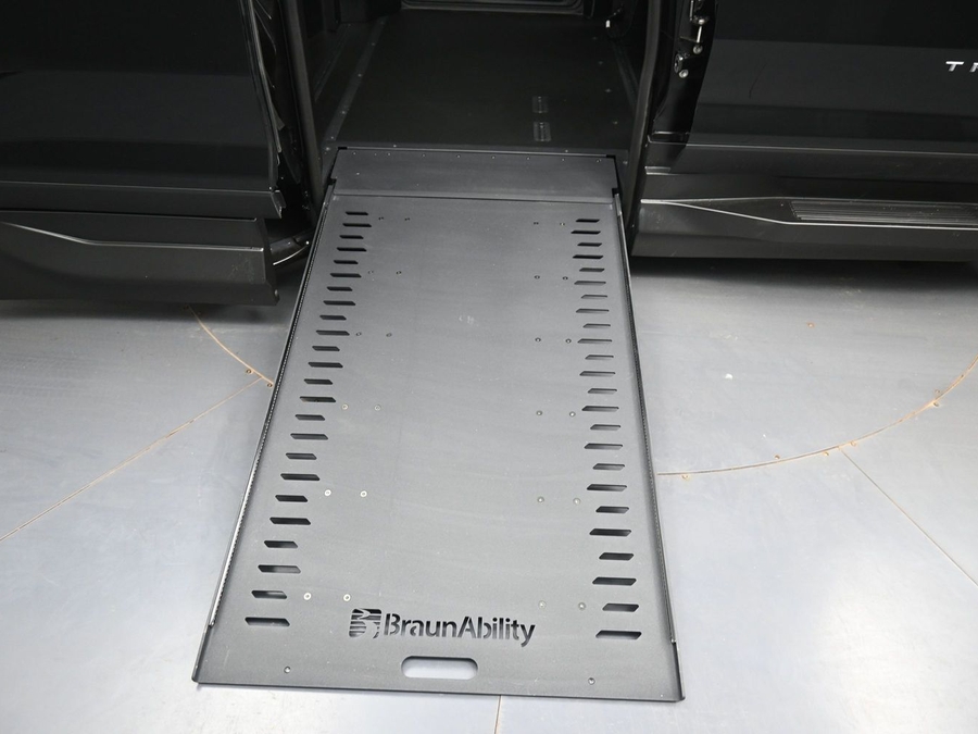 New 2026 Chevrolet Traverse 1LT - BraunAbility Side Entry In Floor Automatic Ramp