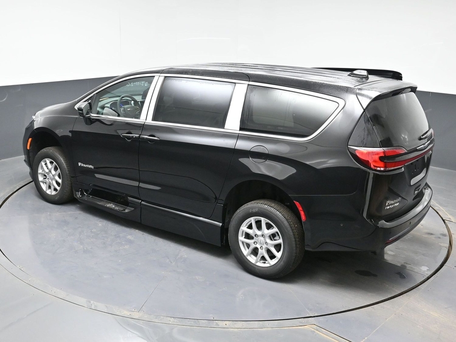 Black Chrysler Pacifica image number 24