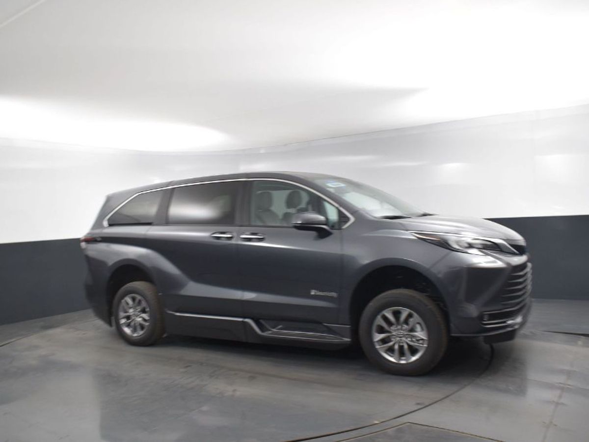 Grey Toyota Sienna image number 17