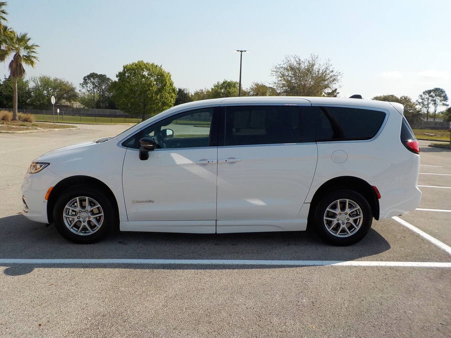 White Chrysler Pacifica image number 3