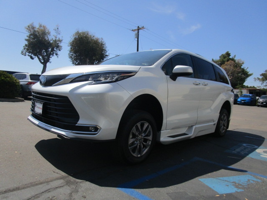Used 2023 Toyota Sienna Hybrid XLE Plus - BraunAbility Side Entry Entry Fold Out Automatic Ramp