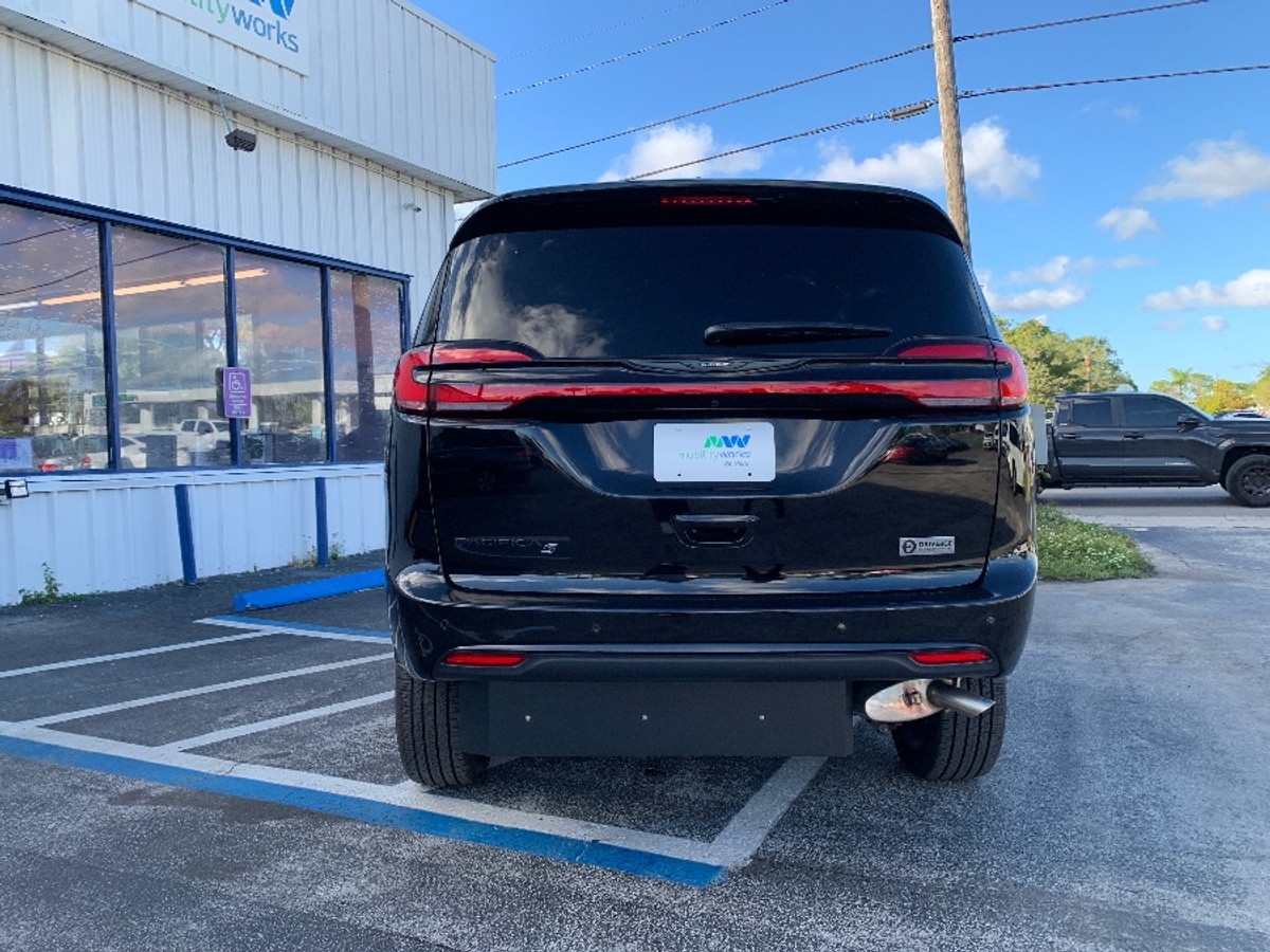 Black Chrysler Pacifica image number 6