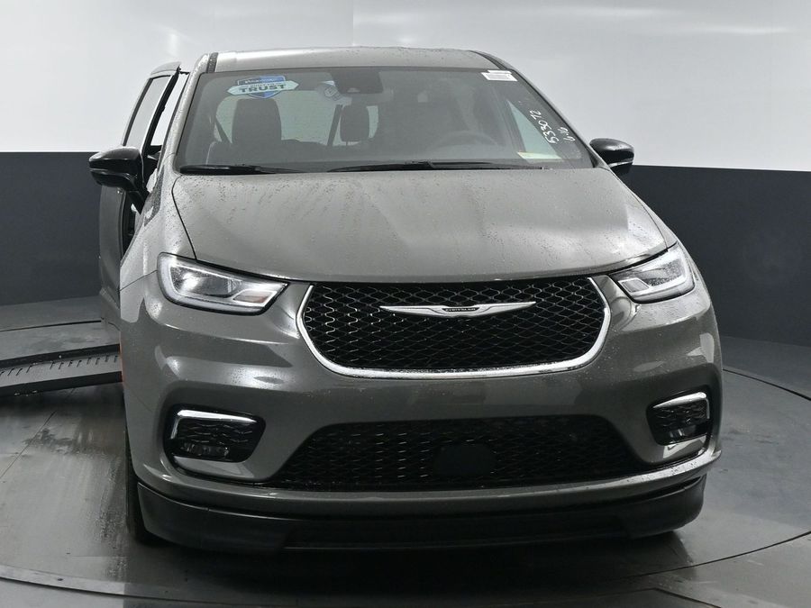 New 2025 Chrysler Pacifica Select Safety - BraunAbility Side Entry Entry Fold Out Automatic Ramp