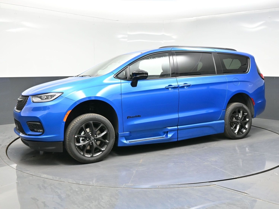 New 2026 Chrysler Pacifica Select Sport - BraunAbility Side Entry Entry Fold Out Automatic Ramp