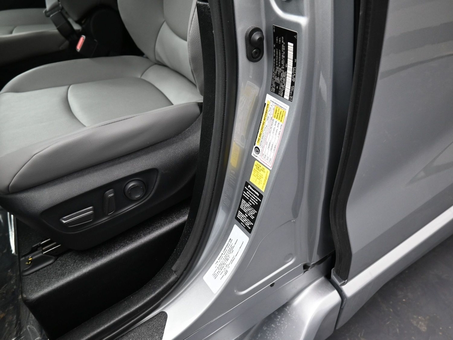 Silver Toyota Sienna image number 16