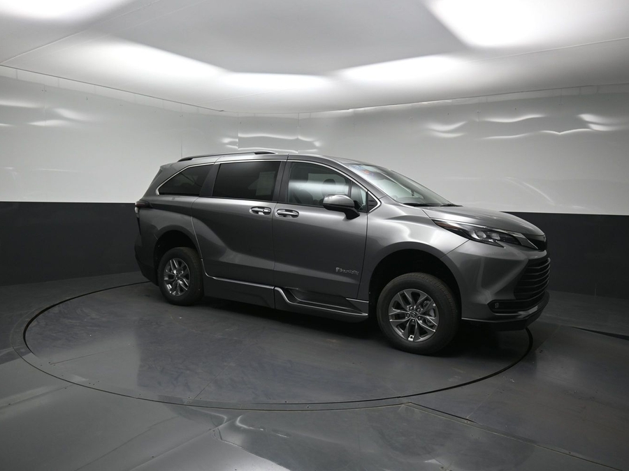 Grey Toyota Sienna image number 23