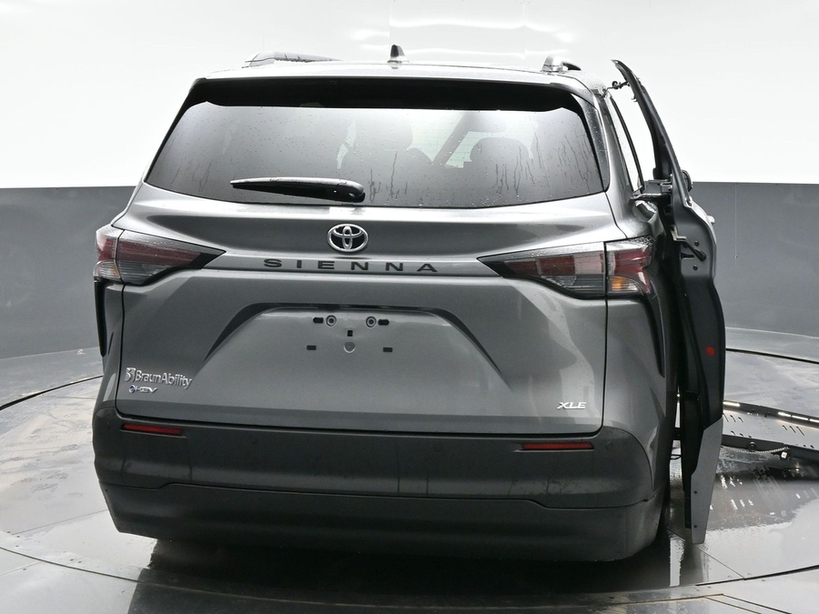 Grey Toyota Sienna image number 5