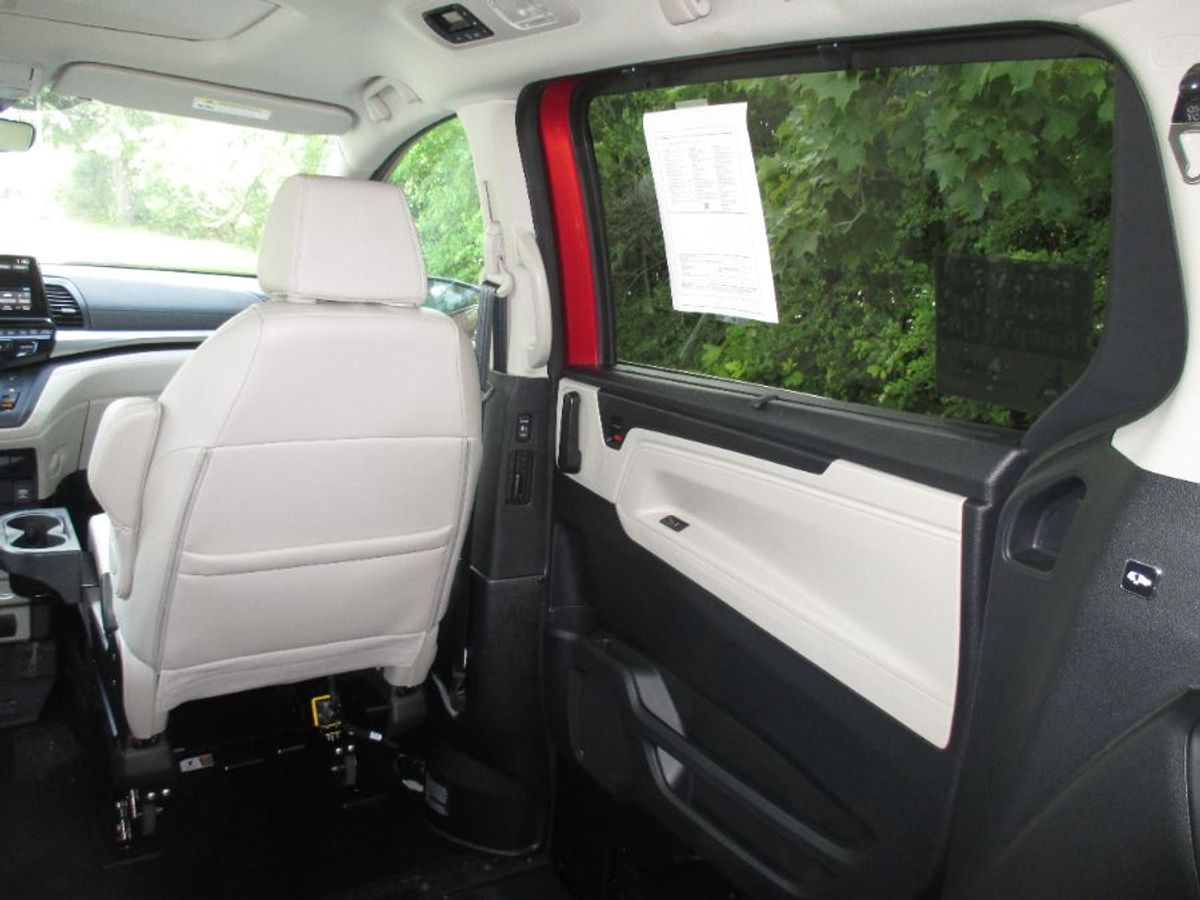 Red Honda Odyssey image number 14