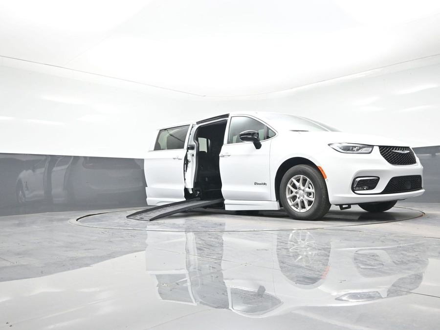 White Chrysler Pacifica image number 18