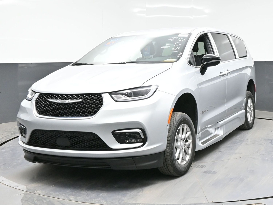 Silver Chrysler Pacifica image number 1