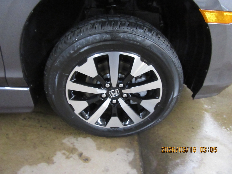 Grey Honda Odyssey image number 40