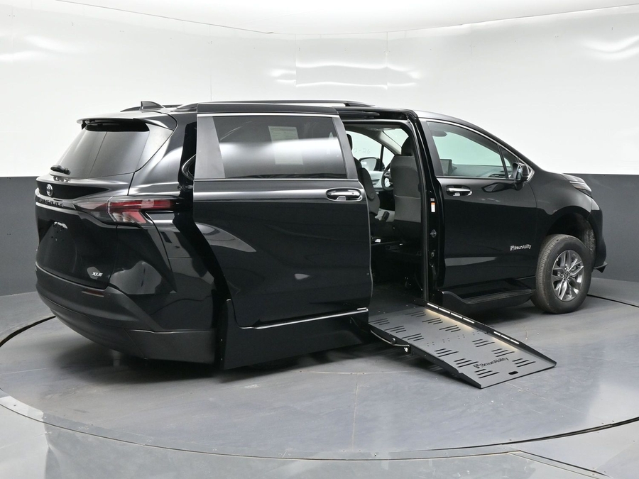 Black Toyota Sienna image number 6
