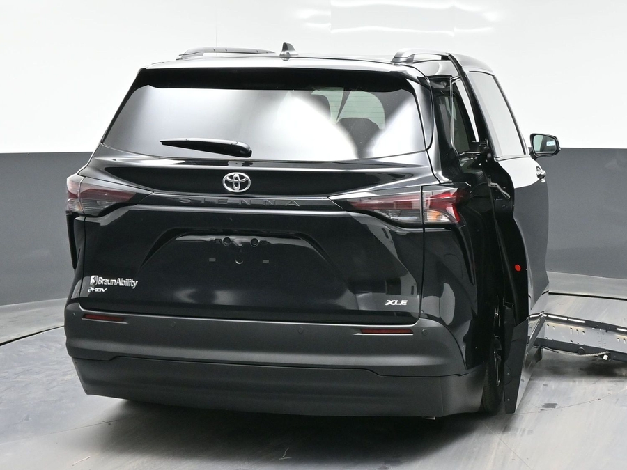 Black Toyota Sienna image number 5