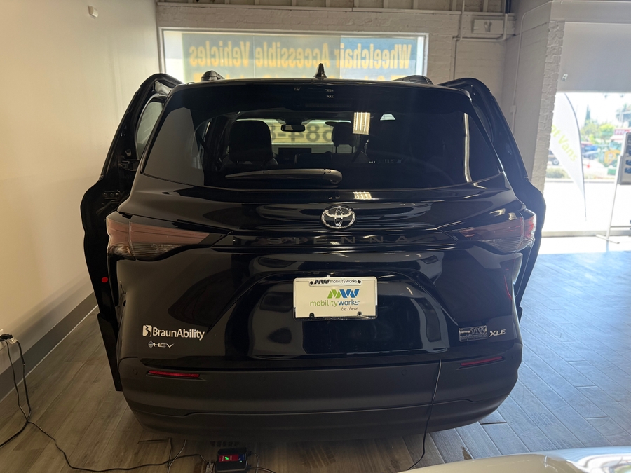 Imagen de la Toyota Sienna negra número 7
