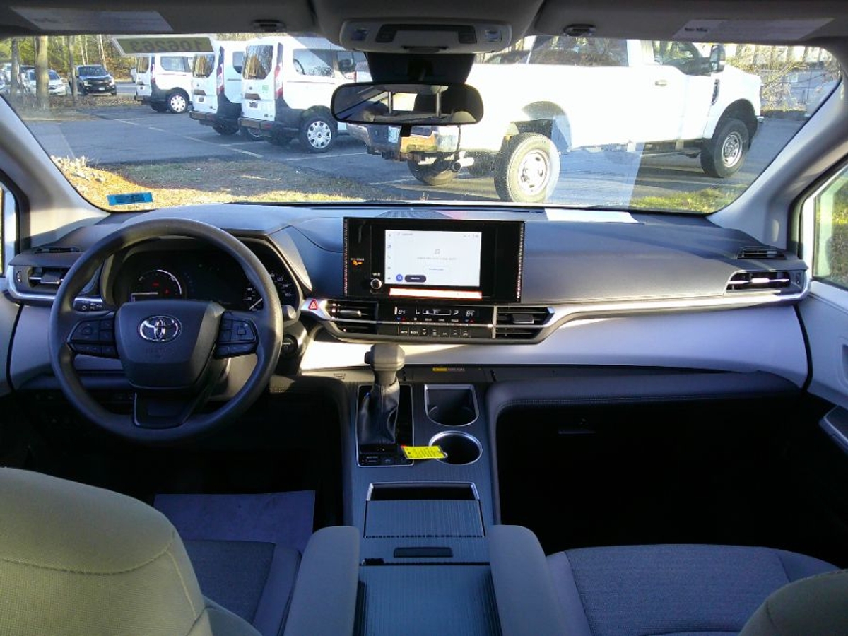 2025 TOYOTA SIENNA - Image 12