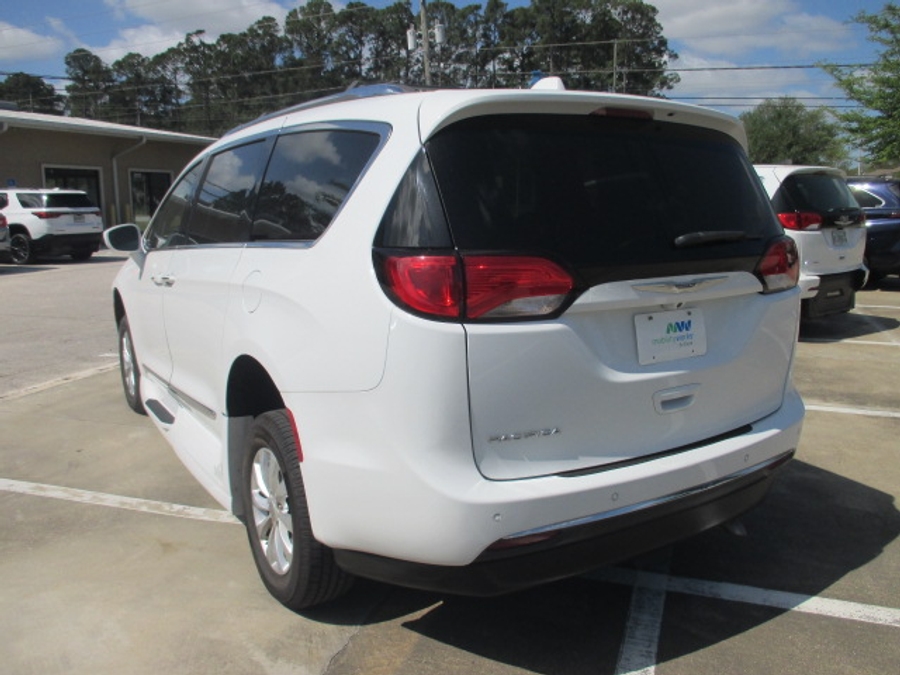 White Chrysler Pacifica image number 3
