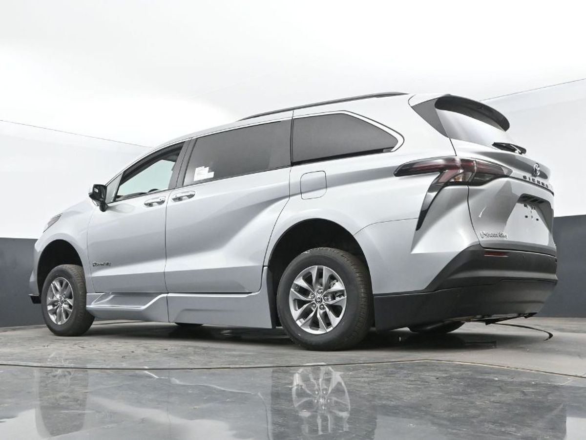 Silver Toyota Sienna image number 9