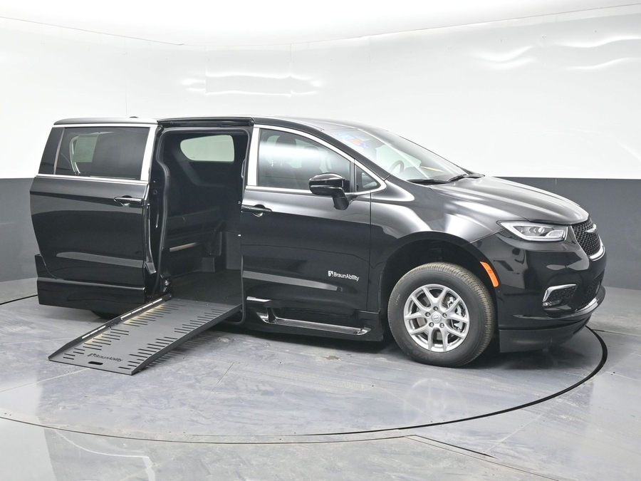 New 2025 Chrysler Pacifica Select Safety - BraunAbility Side Entry Entry Fold Out Automatic Ramp