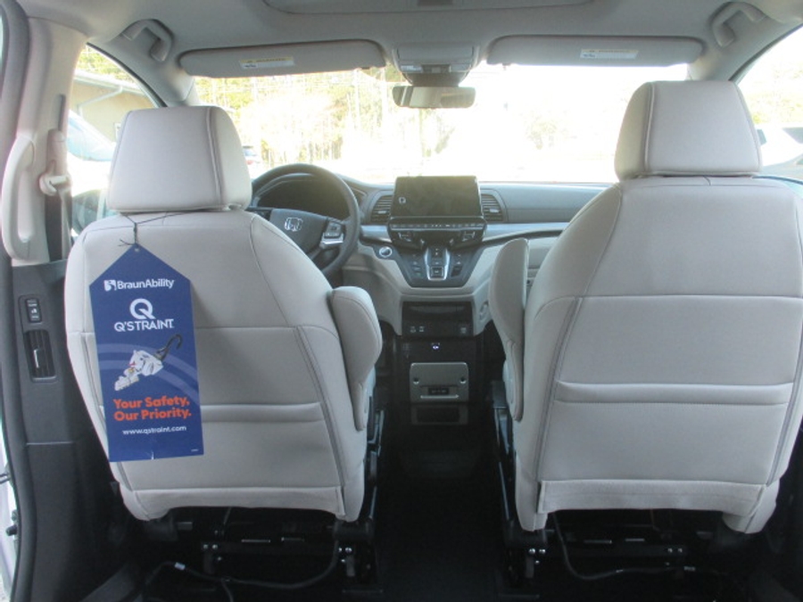 White Honda Odyssey image number 33