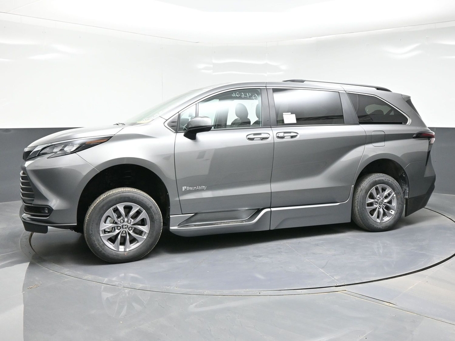 Grey Toyota Sienna image number 2