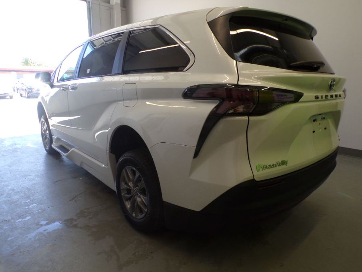 White Toyota Sienna image number 4