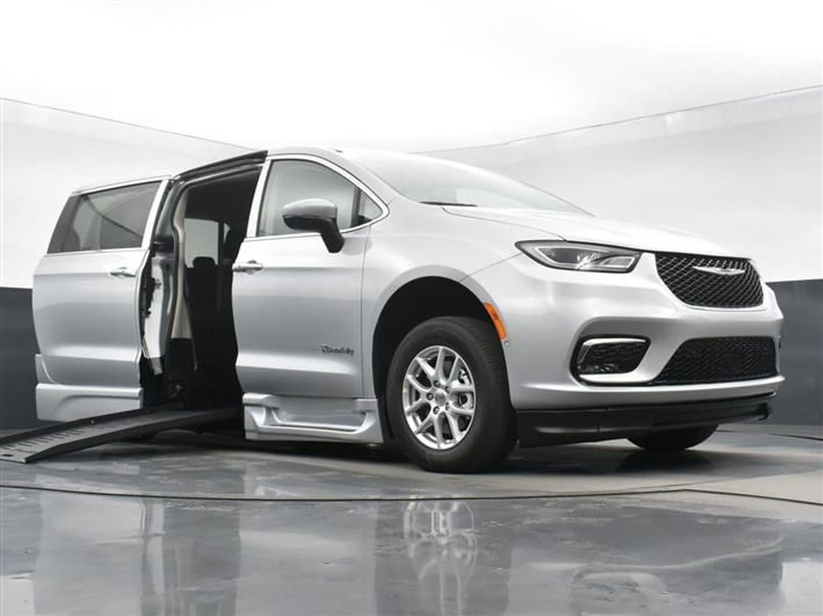 Silver Chrysler Pacifica image number 16