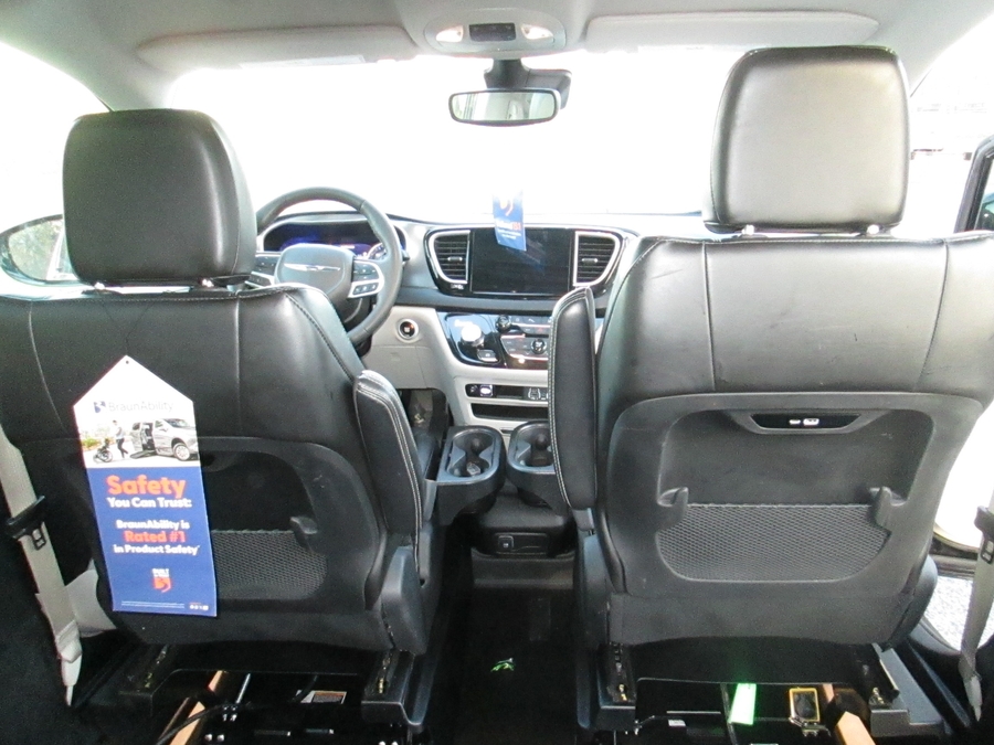 Black Chrysler Pacifica image number 10