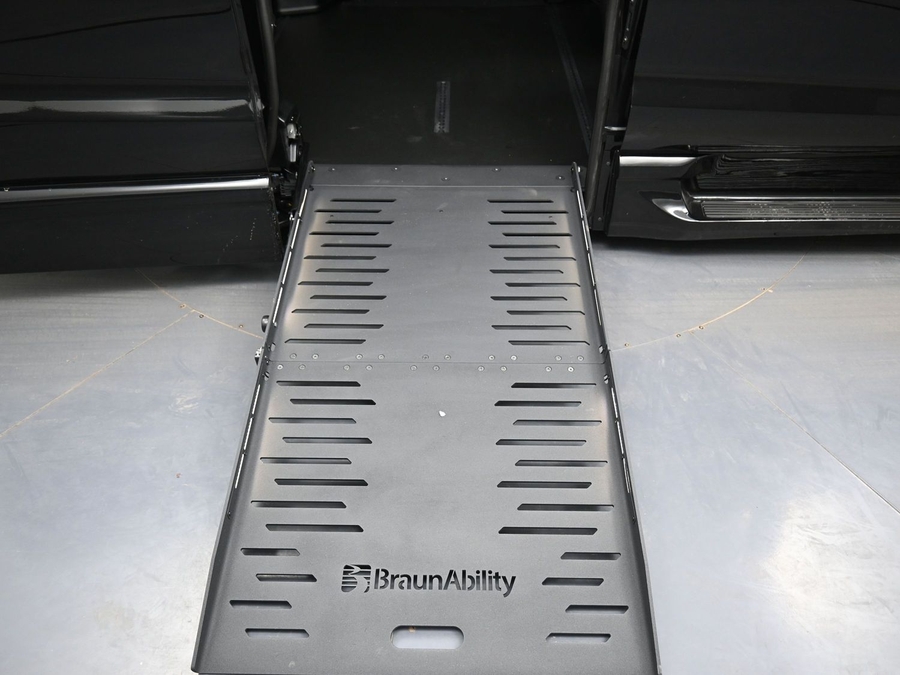 Black Chrysler Pacifica image number 9