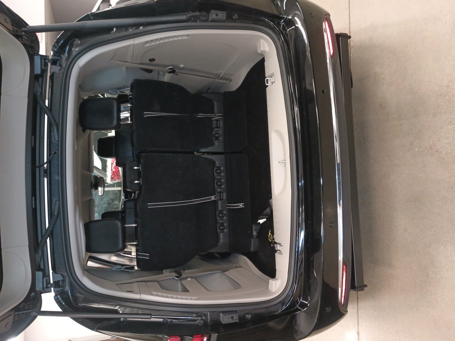 Black Chrysler Pacifica image number 8