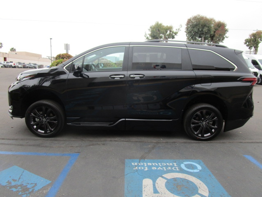 New 2025 Toyota Sienna Hybrid XSE Sport - BraunAbility Side Entry Entry In Floor Automatic Ramp