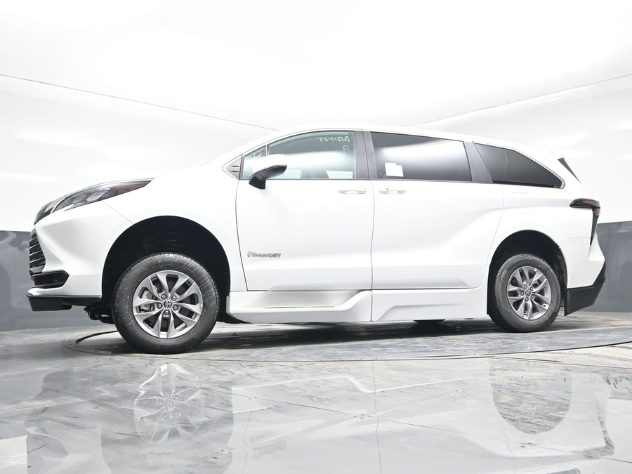 New 2025 Toyota Sienna Hybrid LE - BraunAbility Side Entry Entry Fold Out Automatic Ramp