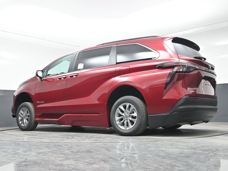 Red Toyota Sienna image number 17