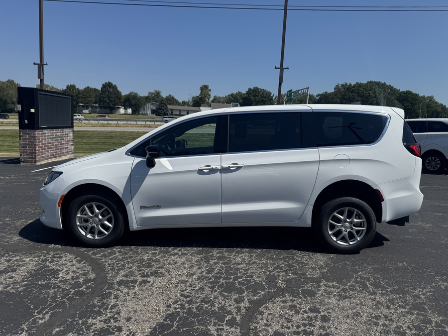 White Chrysler Voyager image number 15