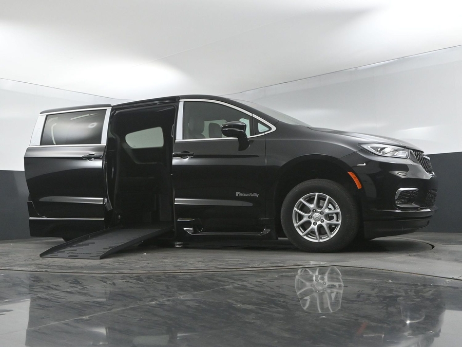 Black Chrysler Pacifica image number 18