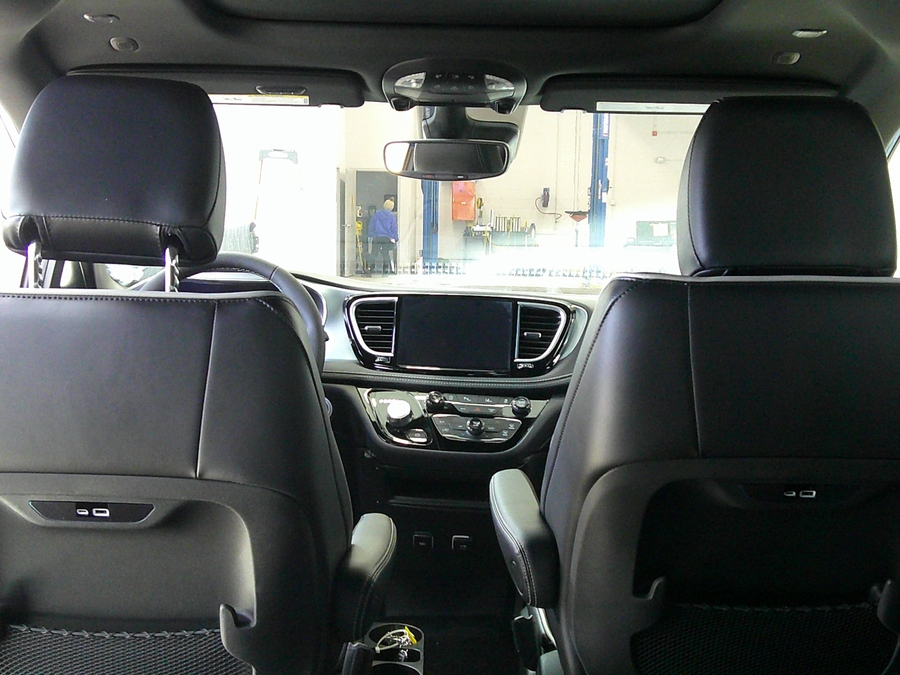 Blue Chrysler Pacifica image number 15