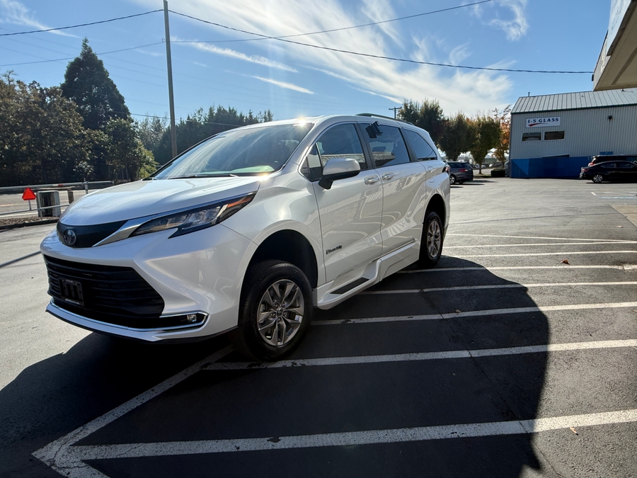 Used 2022 Toyota Sienna Hybrid XLE Base - BraunAbility Side Entry Entry Fold Out Automatic Ramp