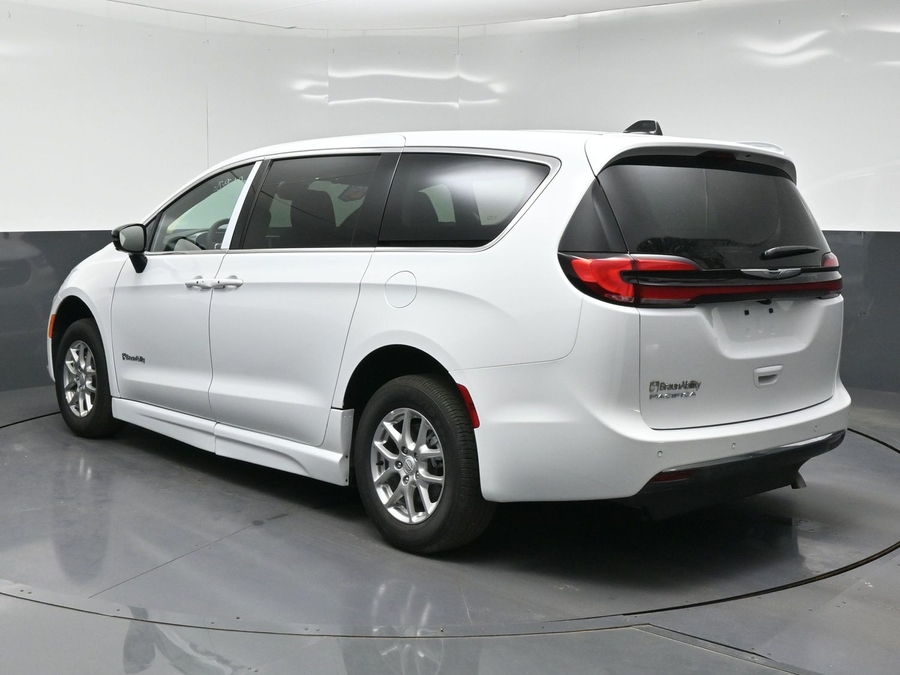 White Chrysler Pacifica image number 2