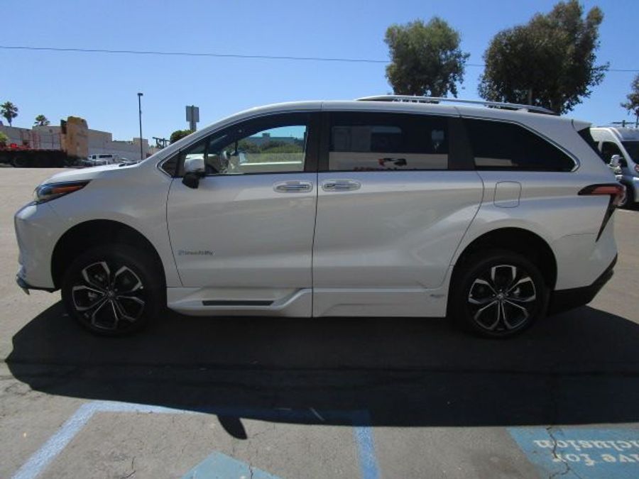 New 2025 Toyota Sienna Hybrid Platinum - BraunAbility Side Entry Entry Fold Out Automatic Ramp