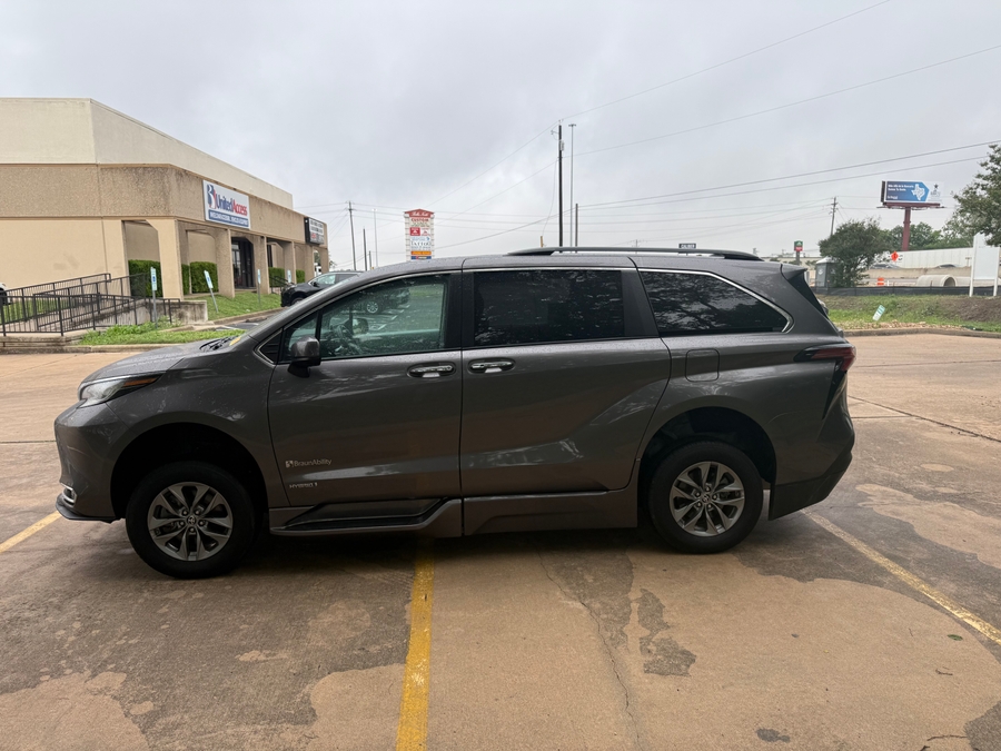 Used 2021 Toyota Sienna Hybrid XLE - BraunAbility Side Entry Entry Fold Out Automatic Ramp