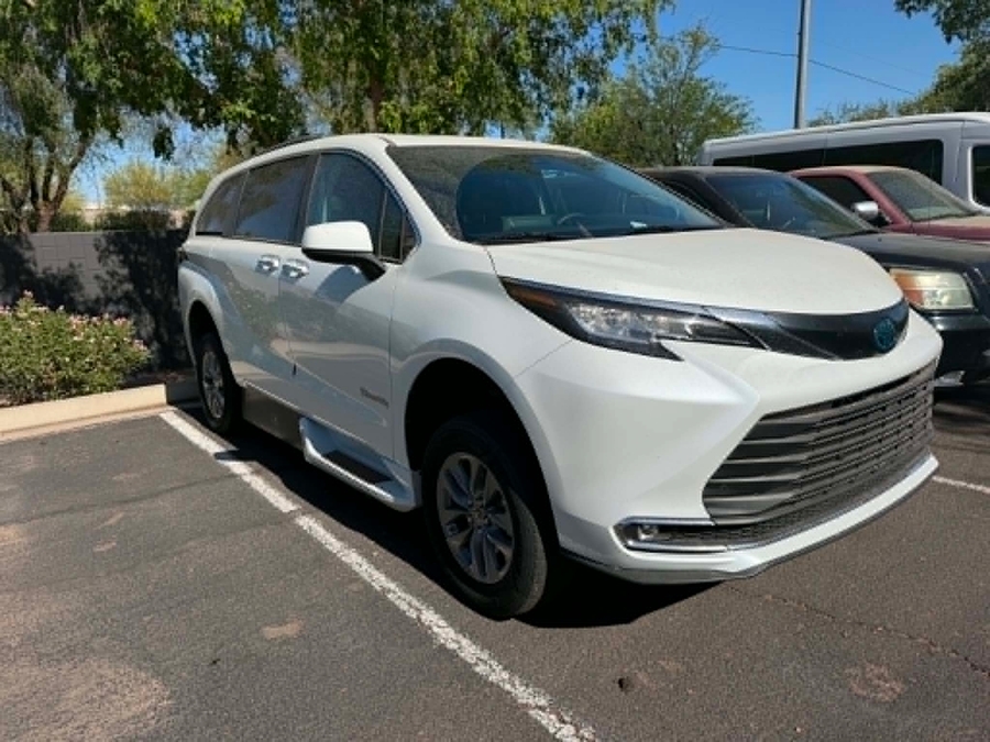 Used 2022 Toyota Sienna Hybrid XLE Plus - BraunAbility Side Entry Entry Fold Out Automatic Ramp