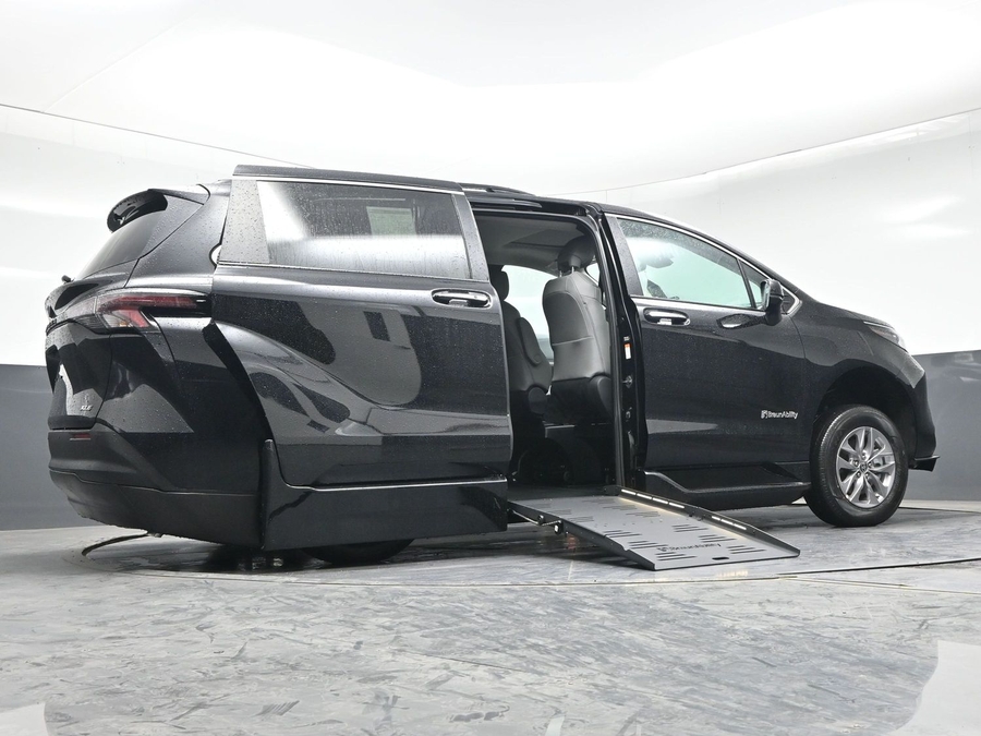Black Toyota Sienna image number 18