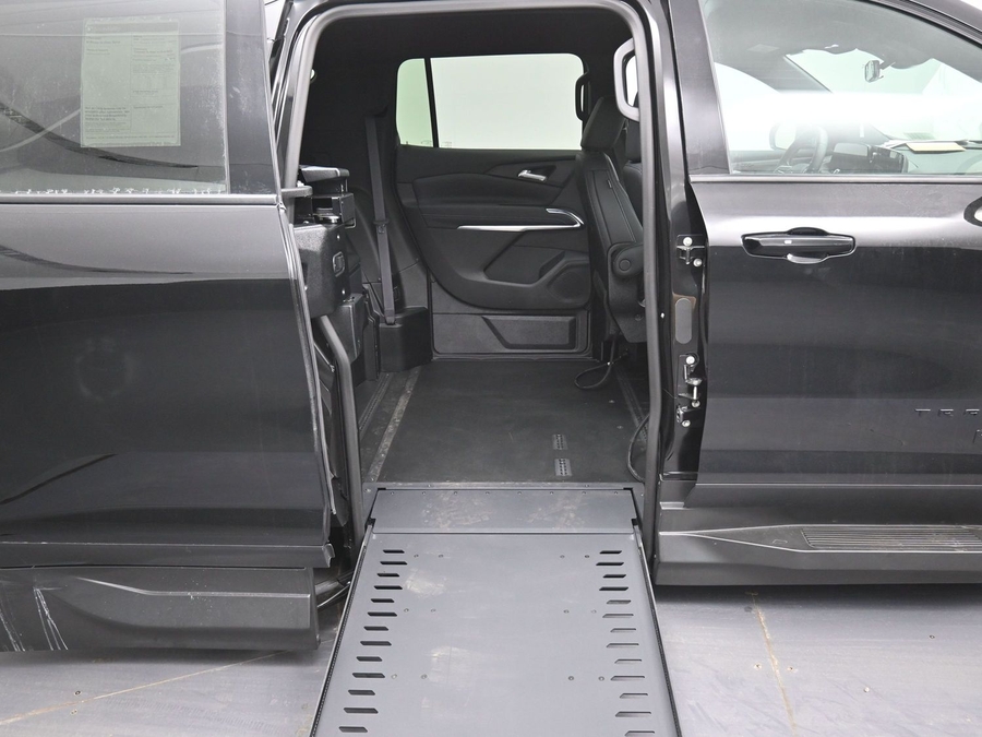 New 2025 Chevrolet Traverse 1LT Midnight - BraunAbility Side Entry Entry In Floor Automatic Ramp