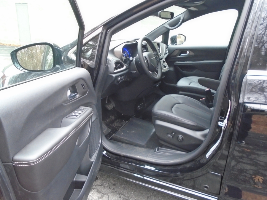 Black Chrysler Pacifica image number 4