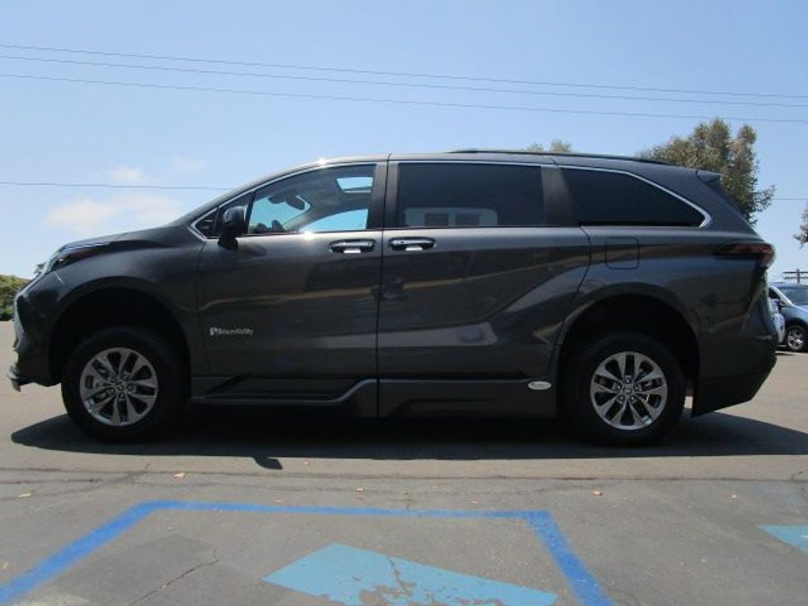 New 2025 Toyota Sienna Hybrid XLE Plus - BraunAbility Side Entry Entry In Floor Automatic Ramp