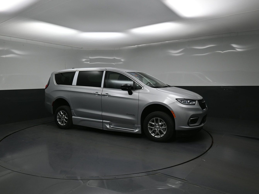 Silver Chrysler Pacifica image number 9