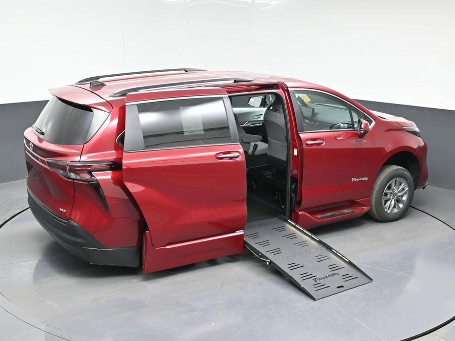 Red Toyota Sienna image number 22